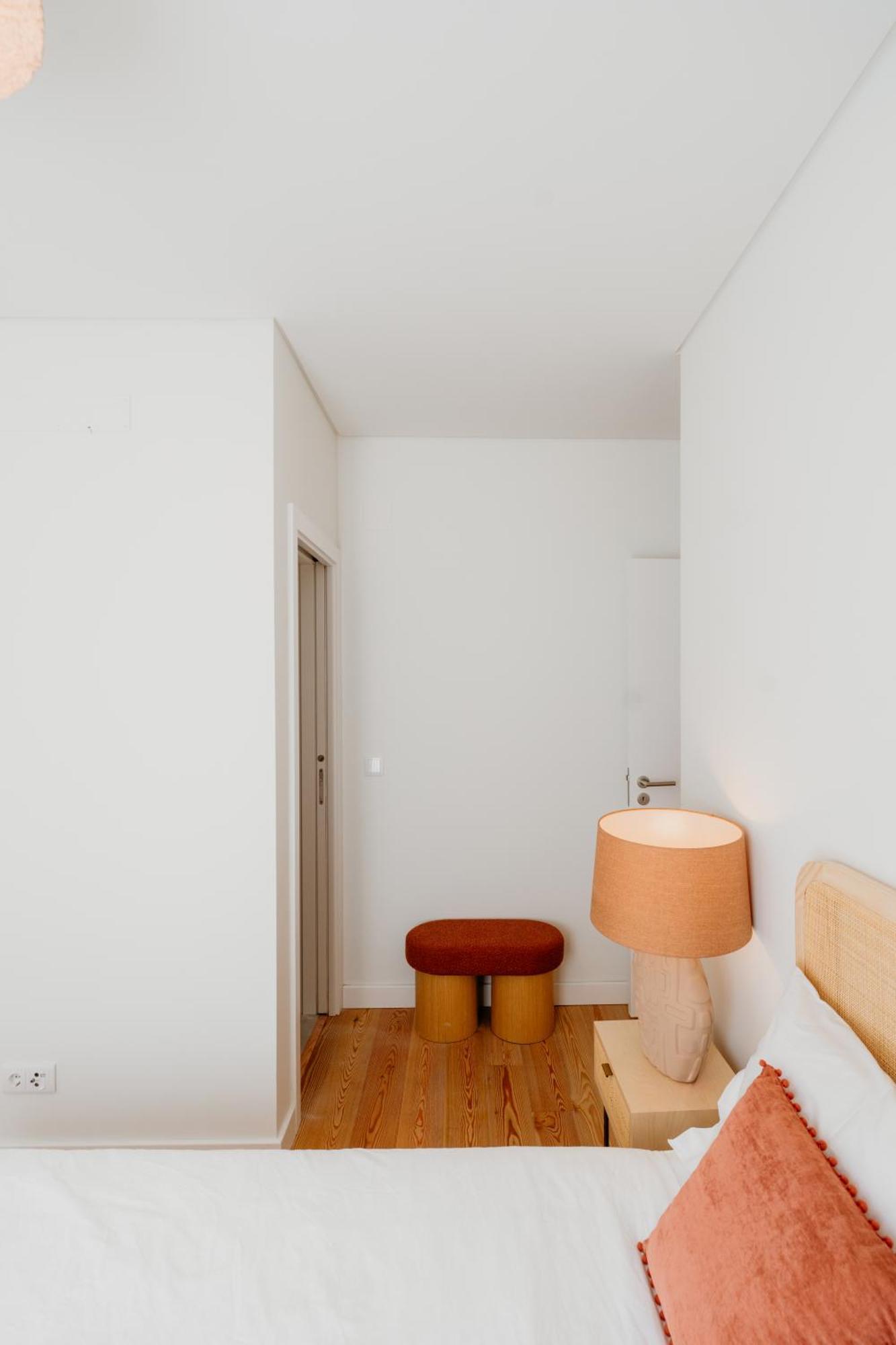 Apartment Mary Orange - No 236 1e - Sophisticated Two-bedroom Getaway Lisbon