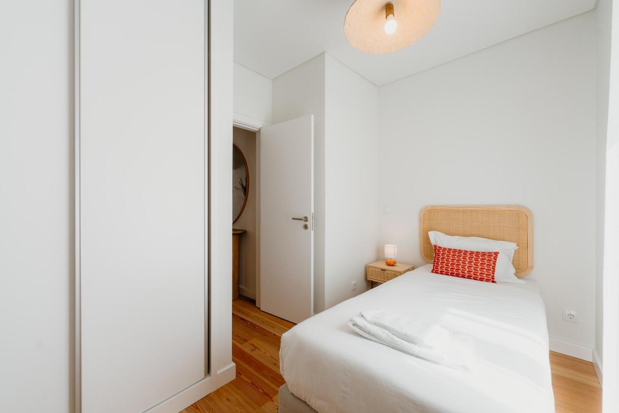 Apartment Mary Orange - No 236 1e - Sophisticated Two-bedroom Getaway *